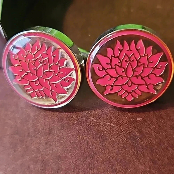 Shanghai Tang Lotus Cufflinks with Silver Star box & gift box - Picture 2 of 5